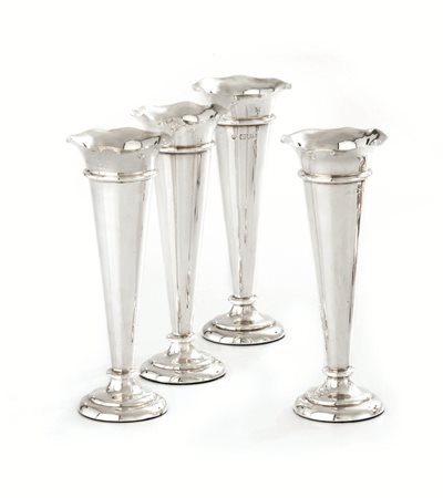QUATTRO VASETTI PORTA FIORI, LONDRA, 1900-1901in argento di forma a campanula...