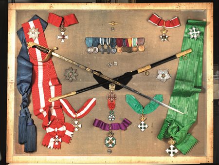 BACHECA CON CORNICE E VETRINA CONTENENTE DECORAZIONI, MEDAGLIE E DISTINTIVI...