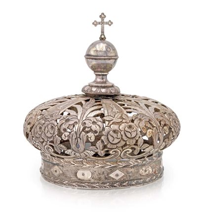  
Grande corona imperiale per statua sacra in lamina d'argento sbalzato 
 cm 20x17 - apertura diametro cm 14 - gr. 270