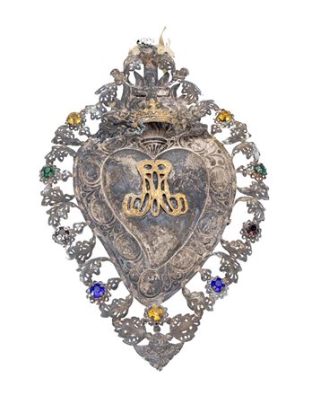  
Ex voto in lamina d'argento a forma di cuore con gemme gialle e blu 
 cm 31x20 - gr. 82