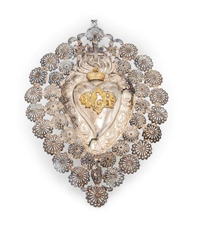 
Ex voto in lamina d'argento a forma di cuore 
 cm 36x27 - gr. 94