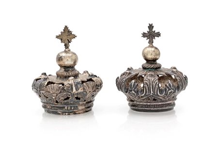  
Due piccole corone regali per sculture sacre in lamina d'argento 
 cm 7,5x6 - gr. 50
