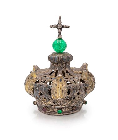  
Piccola corona regale per statua sacra in lamina d'argento arricchita da piccole gemme rosse e verdi 
 cm 11x9 - apertura diametro cm 5,5 - gr. 100