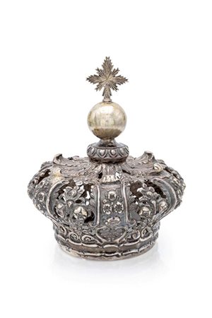  
Corona regale in lamina d'argento sbalzato per statua sacra 
 cm 18x15 - gr. 256