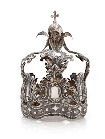  
Antica corona da statua in lamina d'argento sbalzata 
 cm 21x13 - cm 226