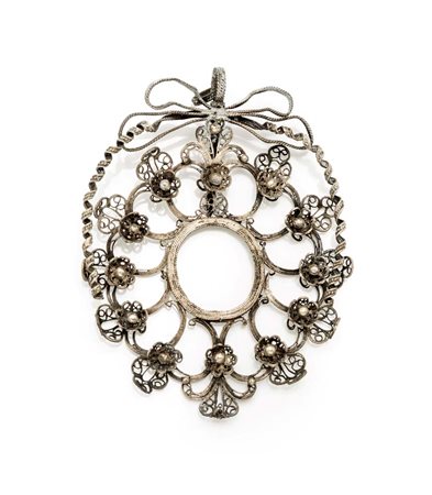 
Pendente in filigrana con piccole corolle 
 cm 12,5x9 - luce interna cm 2,8x2,5 ca. - gr. 40