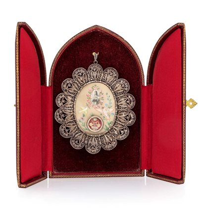  
Medaglione reliquiario devozionale in argento 800/000, utilizzato come pendente 
 cm 11x10