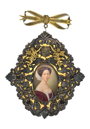  
Grande pendente in ottone e argento con miniatura, XIX secolo 
 cm 30x22 - miniatura cm 10,5x6,5