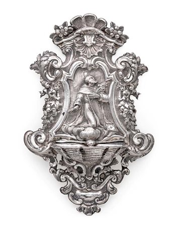  
Acquasantiera in argento sbalzato con figura di San'Antonio da Padova 
 cm 25x16,5x6,5 - gr. 260
