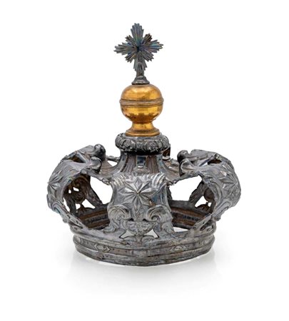  
Corona da statua in lamina d'argento sbalzata 
 cm 16x14 - diametro apertura cm 10,5 - peso lordo gr. 176