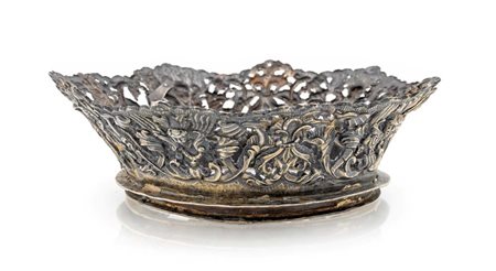 
Antica corona da statua in argento sbalzato 
 cm 6,5x19,5 - apertura cm 12 - gr. 346