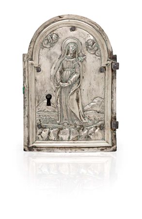  
Antico portello di tabernacolo rivestito in lamina d'argento sbalzatoa con Madonna Addolorata 
 cm 18,7x12,8