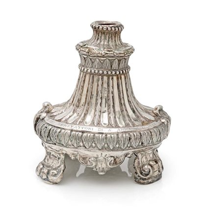  
Base in argento sbalzato con dedica incisa "A.D. Del Rettore D. Giuseppe Maria De Falco e dei Benefattori di S. Anna A.D. 1827" 
 cm 17x15x11,5 - gr. 246