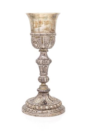  
Antico calice liturgico in argento sbalzato 
 altezza cm 24,5x8,5 - gr. 248
