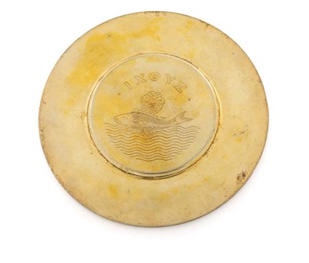  
Patena in argento dorato con pesce inciso 
 diametro cm 14,7 - gr. 102