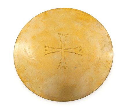  
Patena in argento dorato con croce di consacrazione 
 diametro cm 15,4 - gr. 140