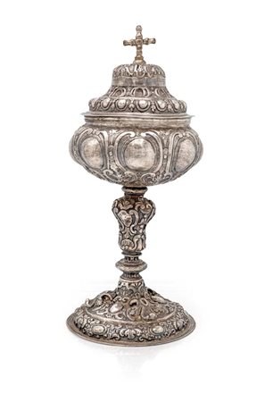  
Antica pisside in argento sbalzato e cesellato 
 altezza cm 28 - gr. 564
