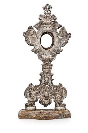  
Reliquiario in legno e lamina d'argento 
 cm 37x17,5 - luce interna ovale cm 5,5x4