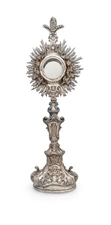  
Ostensorio in lamina d'argento, XVIII secolo 
 cm 61x21 - peso lordo gr. 1.190