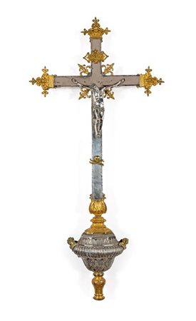  
Croce processionale in argento con puntali in bronzo dorato 
 cm 104x50 - il Cristo cm 20x19,5