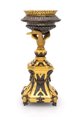  
Antico vaso liturgico in bronzo dorato e argento con figura di cigno 
 altezza cm 26