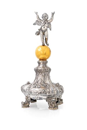  
Ostensorio in argento 
 cm 61x23 - gr. 324 (il solo ostensorio senza base) - (base appesantita gr. 910) - peso complessivo lordo gr. 1236