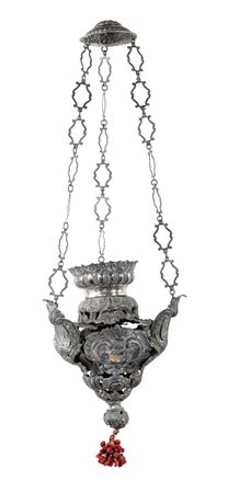  
Lampada liturgica pensile in lamina d'argento sbalzata, XVIII secolo 
 cm 70 - gr. 874