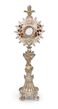  
Ostensorio in argento con angeli e tralci di vite smaltati 
 cm 62,5x21 - peso lordo gr. 1690