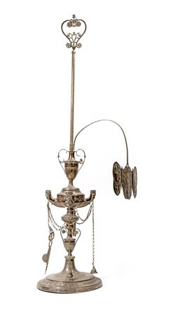 
Lucerna in argento con ventola a forma di farfalla, Stato Pontificio, fine XVIII/inizio XIX secolo 
 altezza cm 100 - appesantita - peso complessivo lordo gr. 2600