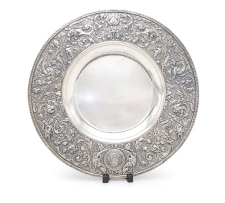  
Grande piatto da parata in argento 
 diametro cm 50 - gr. 446