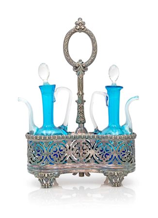  
Acetoliera in argento con alloggi traforati a rosoni, XIX secolo 
 cm 26x17x7 - gr. 524