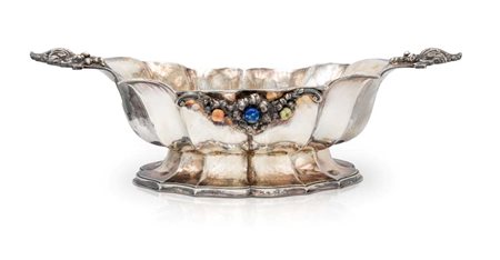  
Centrotavola in argento 800/000 con piccole applicazioni in pietra dura 
 cm 13x45x21 - gr. 860