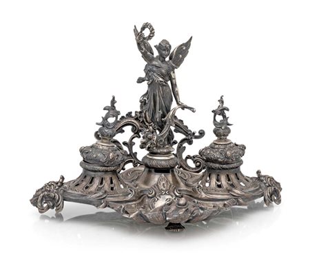  
Calamaio in argento con figura di Vittoria alata, fine del XIX secolo 
 cm 20x27x21 - gr. 870