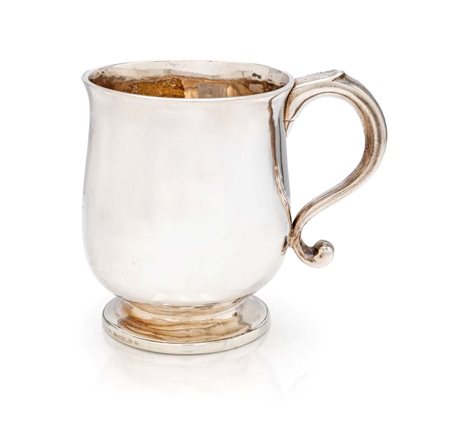  
Boccale con manico sagomato, Edimburgo, 1732 
 altezza cm 9 - gr. 156