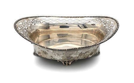  
Vaschetta ovale in argento, città di Sheffield, 1919, argentiere C.C.P. 
 cm 7,5x21x13,5 - gr. 246
