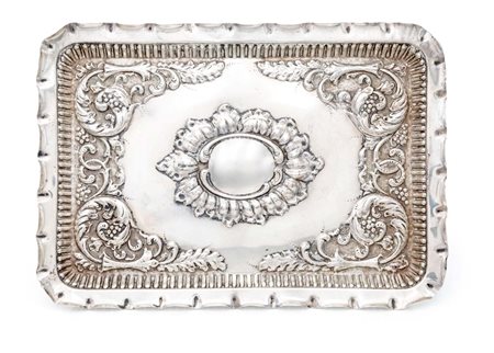  
Vassoio rettangolare in argento sbalzato con tesa mossa, Newcastle, XVIII secolo 
 cm 1,7x27x19 - gr. 236