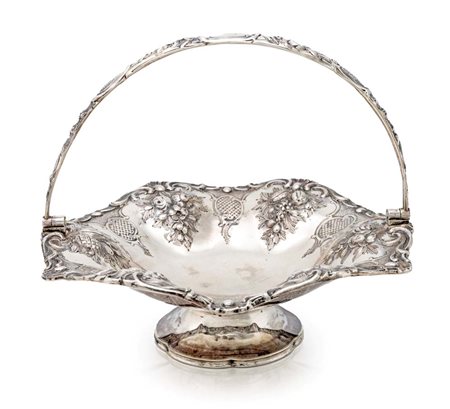  
Cesto centrotavola in argento con manico, Londra, 1869 
 cm 23x28 - gr. 750