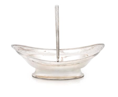  
Grande centrotavola a navicella in argento, Londra 1752 
 cm 12,5x35x25 - con il manico alzato cm 27 - gr. 600