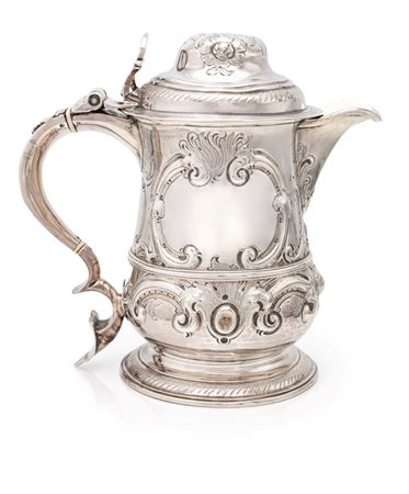  
Tankard Giorgio III in argento, Londra 1761, argentiere Jacob Marsh o John Moore 
 altezza cm 19,5 - gr. 788