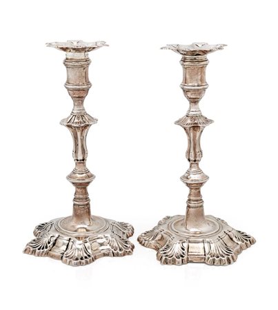  
Coppia di candelieri in argento, Londra, 1775 
 altezza cm 23,5 - peso complessivo gr. 1270