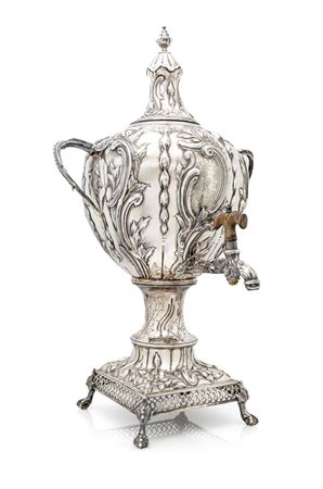  
Samovar in argento sbalzato, Londra 1765 
 altezza cm 51 - gr. 2.630