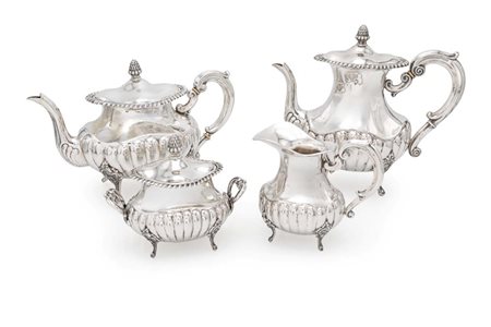  
Servizio da tè e da caffè composto da quattro elementi con corpi baccellati 
 peso complessivo gr. 1850