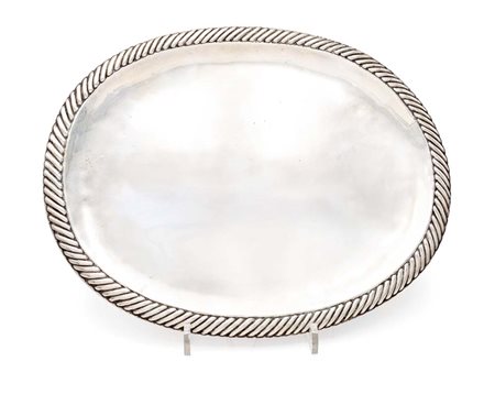  
Antico vassoio ovale in argento 
 cm 32x25,5 - gr. 510