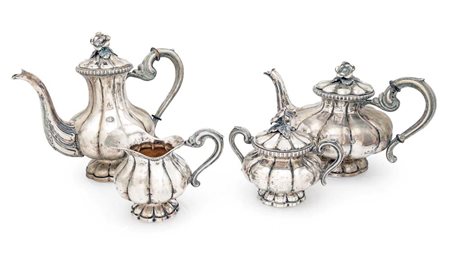  
Teiera, caffettiera, lattiera e zuccheriera in argento 800/000 
 peso complessivo gr. 2974