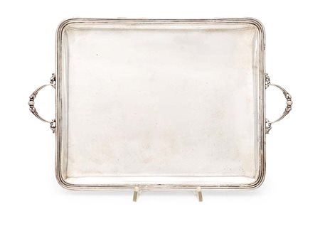  
Piccolo vassoio rettangolare in argento con manici 
 cm 28x23 - ai manici cm 34,5 - gr. 604
