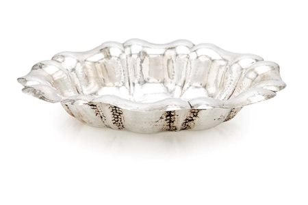  
Centrotavola ovale in argento 800/000 martellato a mano 
 cm 6x28,5x22,5 - gr. 260