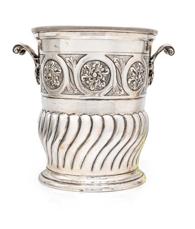 
Rinfrescabottiglie in argento sbalzato 
 cm 21x18,5 - gr. 1.184