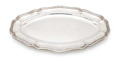  
Vassoio ovale in argento 
 cm 45x29,5 - gr. 1.145