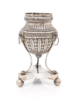  
Antico incensiere a vaso tripode con greca e base trilobata su piedi a sfera 
 altezza cm 17 - gr. 289
