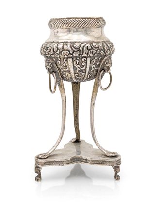  
Incensiere a vaso tripode con "maruzzelle", Napoli, metà del XIX secolo  
 altezza cm 18,5 - gr. 272